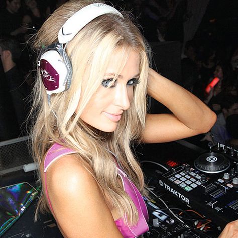 Paris Hilton Dj, Paris Hilton Aesthetic, 2000s Paris Hilton, Paris Hilton 2000s, Paris And Nicole, 2000s Icons, 2000s Vibe, 2000s Party, Ayesha Erotica