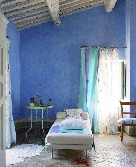 ITALIAN INTERIORS | A colourful tuscany interior Tricia Guild, Tuscan Design, Italian Interior, Tuscan Kitchen, Tuscan House, Rustic Fireplaces, How To Make Curtains, Mediterranean Home, Blue Rooms