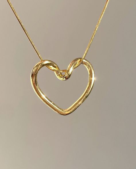 Ava’s heart necklace is now live on the website, ❤️go get yours now! Its hypoallergenic, 18 k gold plated , anti tarnish, you can wear it daily🫠🫰 #subhagalankar #jewels #heartnecklace #heartmemes #heartnecklaces #cutenecklace #antitarnsihjewelry #antitarnishnecklace #antitarnishchain #hypoallergenic #18kgoldjewelry #demifinejewelry Silver Unique Jewelry, Gold Heart Jewelry, Cute Pendant Necklace, Heart Shape Jewelry, خواتم خطوبة, Valentine Jewelry, Pretty Jewelry Necklaces, Heart Necklaces, Chain Heart