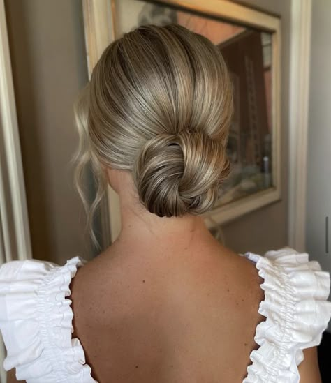 Low Bun Bridal Hair, Knotted Bun, Old Money Hairstyles, Low Bun Wedding Hair, Bride Hairstyles Updo, Bridesmaid Hair Inspo, Hairstyles For Ladies, Aesthetic Hairstyles, Wedding Bun Hairstyles