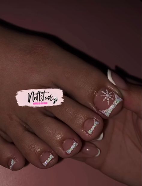 Christmas French Tip Toes, Winter Toe Designs, Toe Christmas Nails, Peppermint Toenails Nail Design, Toe Nails Ideas Christmas, Acrylic Toes Christmas, Pink Christmas Toe Nails, Christmas Toe Nails 2023, Pedicure Designs Toenails Christmas