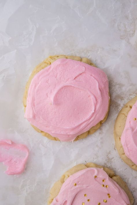 Chilled sugar cookies are the perfect CRUMBL cookie copycat recipe. They are soft and chewy and topped with a silky pink almond frosting. Crumbl Cookie Copycat Recipe, Crumbl Sugar Cookies, Crumbl Cookie Copycat, Swig Cookies, Swig Sugar Cookies, Thick Cookies, Almond Frosting, Crumble Cookie Recipe, Crumble Cookie