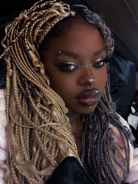 Cool Piercings Face, Cute Facial Piercings, Punk Rock Makeup, Piercings Face, Punk Rock Hair, Punk Costume, Rock Makeup, Afro Goth, Bridge Piercing