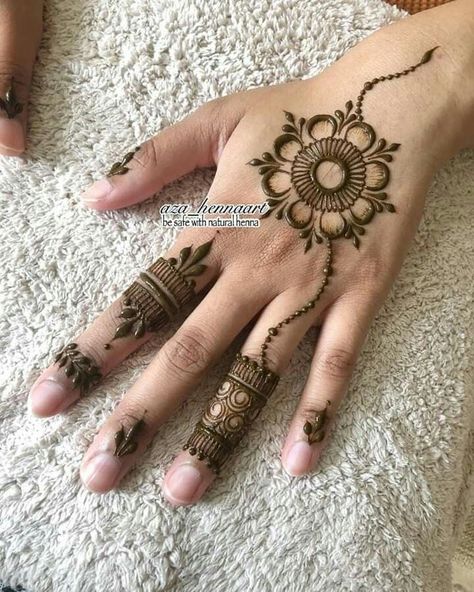 Mehindhi Design Simple Modern Easy, Small Girl Mehndi Design, Easy Foot Henna Designs, Easiest Mehendi Designs, Simplest Mehndi Designs, Small Henna Design, Small Mehndi Designs, Back Side Mehndi Design, Side Mehndi Design