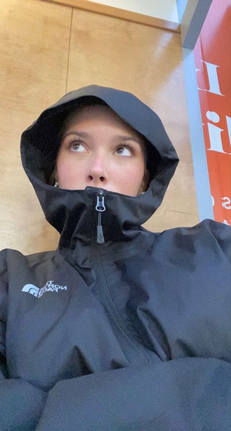 The North Face Coat Outfit, Northface Rain Jacket Outfits, Kway Jacket Woman Outfit, Raincoat Outfit Aesthetic, Raincoat Aesthetic, Rain Jacket Outfit, North Face Jacket Outfit, The North Face Jackets Women, Windbreaker Outfit