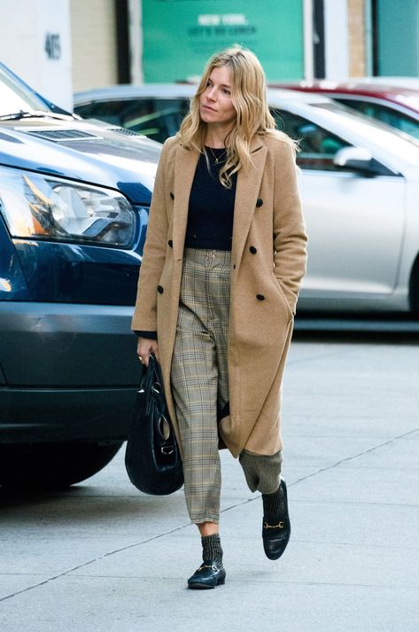 Sienna Miller Red Loafers, Sienna Miller Autumn Style, Sienna Miller Fall Style, Sienna Miller Street Style 2024, Sienna Miller Style 2024, Sienna Miller Street Style, Petite Winter Fashion, Goth Glamour, Wool Coat Outfit