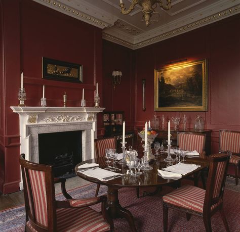 Dark Red Dining Room, Red Dining Room Ideas, Red Dining Rooms, Small Dining Room Design Ideas, Small Dining Room Design, Modern Victorian Interior Design, Modern Victorian Interiors, English Dining Room, Dining Room Victorian