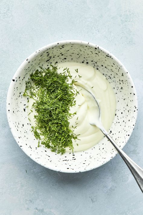 Discover how to make crème fraîche with this simple guide. Learn to use it in savory and sweet dishes and how it can transform your cooking! Frosting Without Butter, Creme Fraiche Sauce, Smoked Salmon Platter, Creme Fraiche Recipes, Salmon Platter, White Wine Sauce, Whipped Cream Frosting, Lemon Sauce, Creamed Spinach