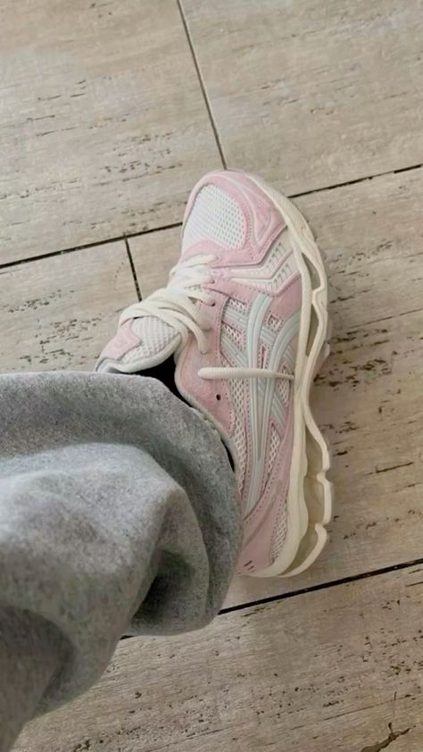 Pretty Sneakers, Trendy Shoes Sneakers, Pretty Shoes Sneakers, All Nike Shoes, Shoes Outfit Fashion, Shoe Wishlist, Sport Shoes Women, Hype Shoes, Shoe Inspiration