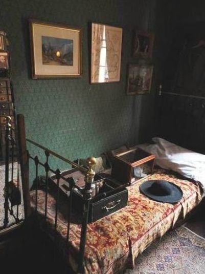 221B Baker Street, Sherlock Holmes' fictional flat Dark Academia Aesthetic Bedroom, Dark Academia Room Aesthetic, Diy Fire Pit Ideas, Dark Academia Room, Academia Room, Dr Watson, Arthur Conan, Green Walls, Conan Doyle