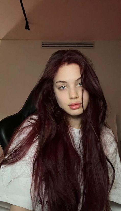 Red Hair Pale Skin, Pelo Color Vino, Red Hair Green Eyes, Wine Hair Color, Hair Pale Skin, Cherry Red Hair, Wine Red Hair, Red Hair Inspo, Wine Hair