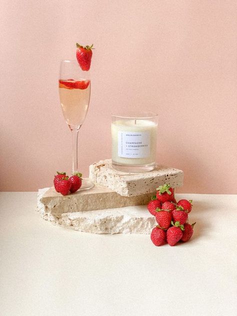 Candle Fotoshoot, Photos Of Candles, Scented Candles Product Photography, Summer Candle Aesthetic, Product Photography Ideas Candles, Candle Promo Ideas, Candle Marketing Photos, Product Staging Photography, Strawberry Product Photography