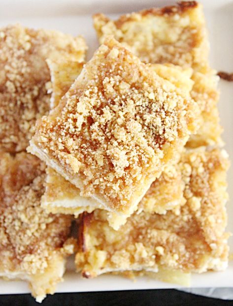 Creamy Apple Squares - Big Green House | desserts & baked goods Apple Squares Recipe, Green Apples Dessert, Big Green House, Apple Squares, Apple Square, Dessert Apple, Brown Sugar Cakes, Apple Dessert Recipes, White Cake Mixes