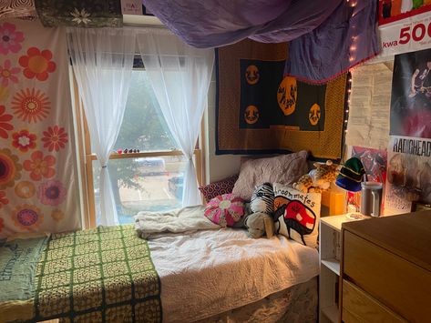 College Dorm Room Ideas Maximalist, Maximalist Dorm, 90s College Dorm, Earthy Dorm Room Ideas Vintage, 70s Style Dorm Room, 1970s Dorm Room, Maximalist Dorm Room, Uni Dorm Aesthetic, Messy Dorm Room Aesthetic