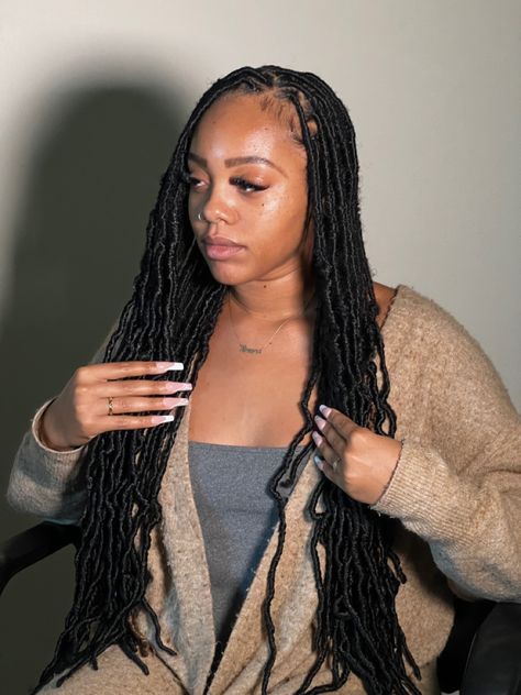 Soft Knotless Locs, Free Parts Soft Locs, Barrel Twist Soft Locs Women, Soft Locs Knotless, Seren Locs Hairstyles, Flat Faux Locs, Soft Faux Locs Medium Length, Flat Soft Locs, Medium Soft Locs Hairstyles