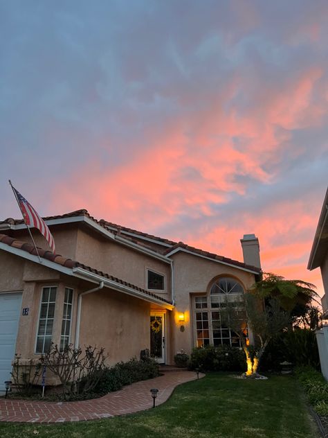 Cali House Aesthetic, House In California Aesthetic, 90s California House, California Houses Style, California House Exterior Los Angeles, Suburban California House, Santa Barbara California Homes, California Suburbs House, Los Angeles House Aesthetic