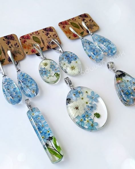 Diy Resin Flowers, Diy Resin Earrings, Resin Jewerly, Flower Resin Jewelry, Resin Crafts Tutorial, Making Resin Jewellery, Resin Jewelry Diy, Resin Design, Epoxy Resin Art