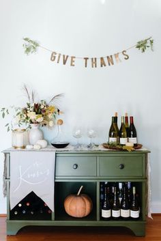 tips for hosting thanksgiving  tips for hosting tha Easy Diy Thanksgiving Decorations, Thanksgiving Decorations Diy Table, Thanksgiving Hosting, Host Thanksgiving, Happy Thanksgiving Pictures, Thanksgiving Hostess, Hosting Ideas, Thanksgiving Flowers, Holiday Decor Thanksgiving