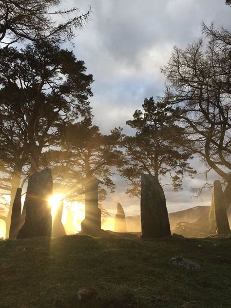 Craigh na dun Scottish Core Aesthetic, Outlander Tv Series, Outlander Book, Standing Stone, Outlander Tv, Outlander Fan, Pacific Crest Trail, Diana Gabaldon, Outlander Series