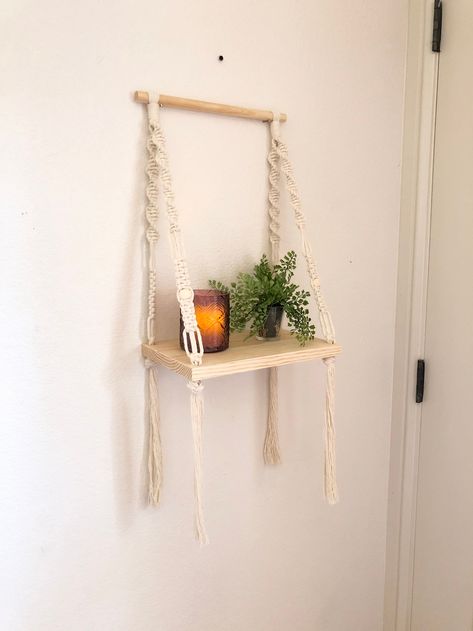 Macrame Shelf Diy, Macrame Wall Shelf, Nursery Beige, Shelf Macrame, Macrame Wall Hanging Ideas, Macrame Hanging Shelf, Small Macrame Wall Hanging, Wall Hanging Shelf, Macrame Shelf