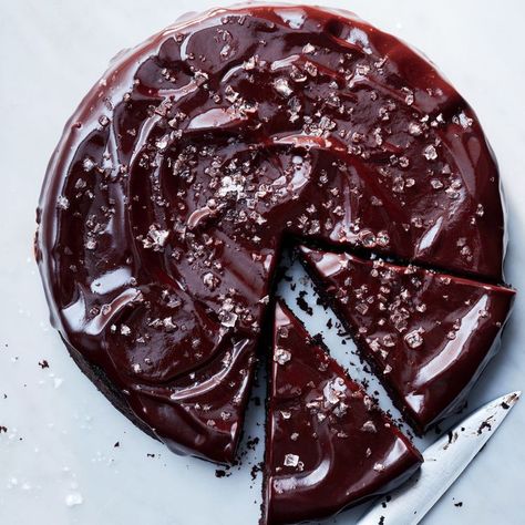 15 Red Wine Recipes That Are Simply Delicious Chocolate Red Wine Cake, Wine Dishes, Cooking With Red Wine, Snack Cake Recipe, Chocolate Snack Cake, Vegan Peanut Butter Cups, Red Wine Recipe, Wine Chocolate, Chocolate Snacks