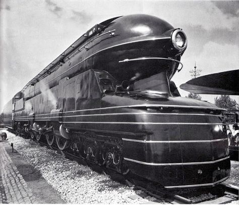 Raymond Loewy Design, Streamline Art, Industrial Design Style, Raymond Loewy, Streamline Moderne, Train Art, Old Trains, Art Deco Posters, Train Pictures