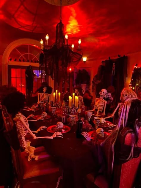 Haunted Dinner Party Decor, Halloween Witch’s Lair, Halloween Sweet 16 Decorations, Halloween Diner Theme, Maximalist Halloween Decor, Heloween Decoration Party, Halloween Party Decor Aesthetic, Haunted Dinner Party, Rich Halloween Party Aesthetic