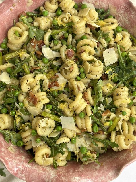 mains / quick meals / pasta A lemony, herby pasta salad with asparagus, peas, arugula, bacon & parmesan. It’s tossed in a pesto vinaigrette and makes for the perfect spring dinner recipe! Green Pasta Salad Recipes, Pesto Pea Pasta Salad, Fancy Pasta Salad, Pasta Pea Salad, Spring Pea Pasta, Pasta Pesto Salad, Pasta Salad With Asparagus, Cold Pesto Pasta Salad, How To Grill Asparagus