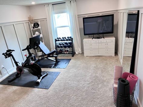 Treadmill Guest Bedroom, Workout Corner, House Manifestation, Corner Bed, Diy Home Gym, Exercise Room, Bed In Corner, Gym Room At Home, Workout Room