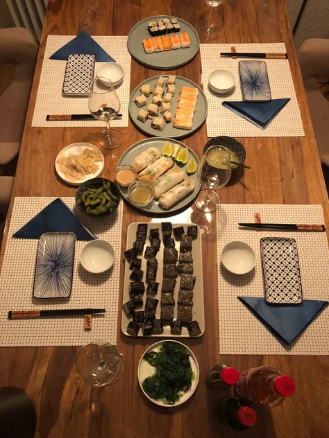 Japanese Food Set Up, Sushi Night Table Setting, Japanese Dining Set, Japanese Table Set, Japanese Table Setting Ideas, Asian Dinner Table Setting, Sushi Table Setting Ideas, Japanese Place Setting, Sushi Decoration Ideas