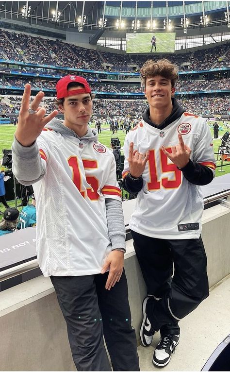 Jacob Rott And Tim Schaecker, Tim Schaecker And Jacob Rott, Frat Boy Outfits Guys, German Guys, Frat Boy Outfit, Family Dinner Outfit, Men Street Outfit, College Guys, College Boys