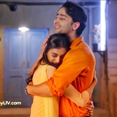 Miss Universe Gowns, Mad Father, Erica Fernandes, Shaheer Sheikh, Indian Drama, Anime Expressions, Cute Couple Poses, Romantic Drama, Tv Actors