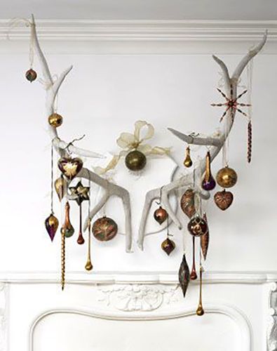 Natal, Modern Jul, Deer Heads, Bohemian Christmas, Alternative Christmas, White Fireplace, Modern Christmas Tree, Alternative Christmas Tree, Boho Christmas