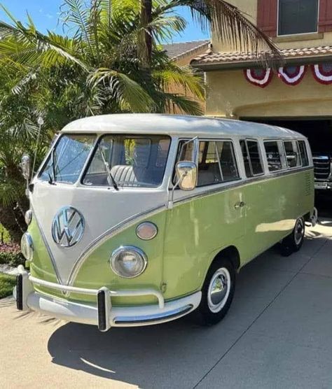 Volkswagen Type 2 Aesthetic, Old Vans Vehicles, Vintage Vans Vehicles, Volkswagen Bus Aesthetic, Old Vw Van, Combi Hippie, 70s Van, Vintage Volkswagen Bus, Volkswagon Van