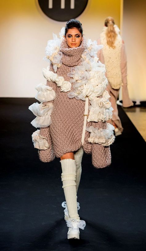 Wool Fashion Runway, Ruffle Knitwear, Knitwear Runway, Catwalk Knitwear, Knit Fashion Runway, Knitwear Fashion Design, College Sweater, Wool Fashion, Knitting Fashion