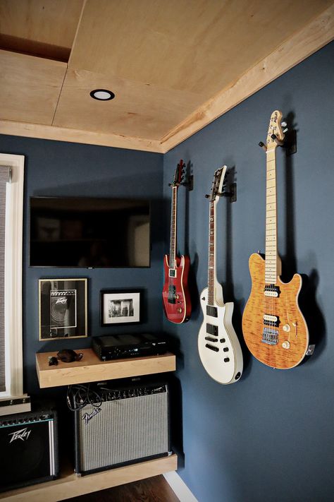 Music Room Wall Ideas, Guitarist Bedroom Ideas, Guitar Practice Room, Home Office And Music Room Ideas, Bedroom Music Corner, Music Inspired Decor, Bedroom Guitar Setup, Guitar Themed Bedroom, Guitar Setup Bedroom