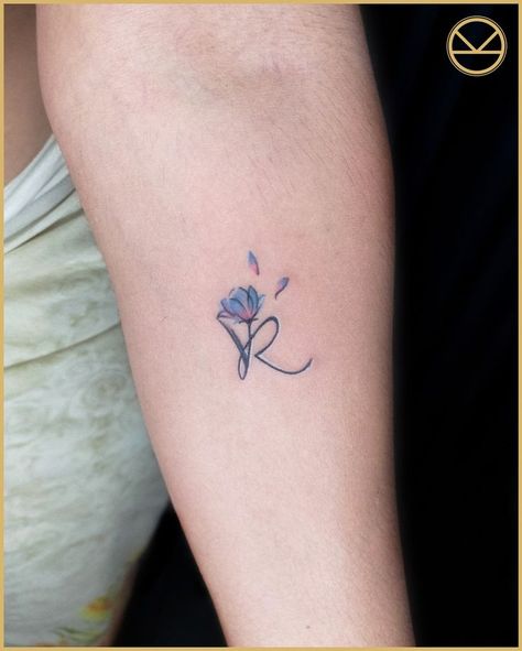 #Tattoos #BeautifulsmalltattoosdesignsForGirls #beautifulTattoos #SmalltattosForwomen #TattoosDesigns This tattoo design is very beautiful ... less R Alphabet Tattoo Design, L R Hand Tattoo, Alphabet Tattoo Designs For Women, R Tattoo Letter Heart, Letter Tattoo With Flowers, Letter And Flower Tattoo, R Heart Tattoo, Floral Letter Tattoo, Tato Minimal Hand