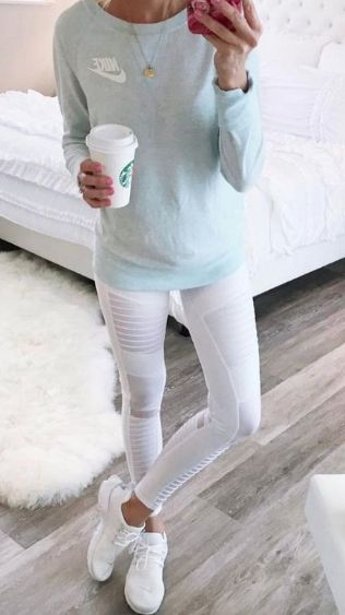 Sporty Chic Outfits, White Yoga Pants, Cute Sporty Outfits, Pink Nike Shoes, Chique Outfit, Look Legging, Women Inspiration, Estilo Fitness, Fitness Outfits