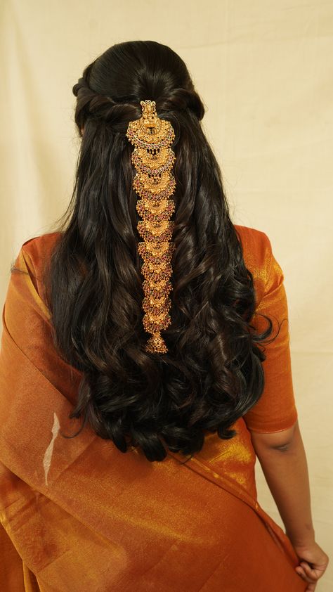 Braided Hairstyles South Indian, Indian Hairstyles Women, Indian Hair Wedding, Aesthetic Indian Hairstyles, Hairstyle With Gold Accessories, Jadai Alangaram Bridal Braids, Indian Hair Flowers, Desi Hair Accessories, South Indian Wedding Hairstyles For Short Hair