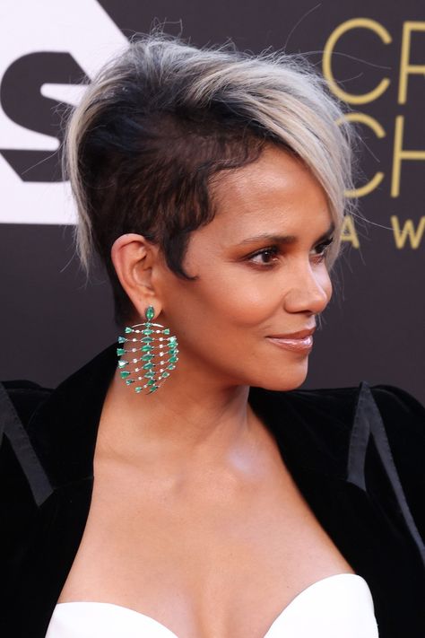 Halle Berry Haircut, Halle Berry Short Hair, Halle Berry Hairstyles, Spiky Hair, Short Sassy Hair, Star Gazing, Edgy Short Hair, Sassy Hair, Hairstyles For Curly Hair