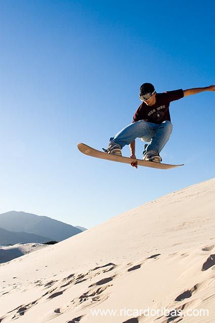 Sandboarding na Joaquina Sand Boarding, Brazil Beaches, Snow Surfing, Extreme Adventure, Brazil Travel, Adventure Sports, Adventure Camping, Extreme Sports, Places Around The World