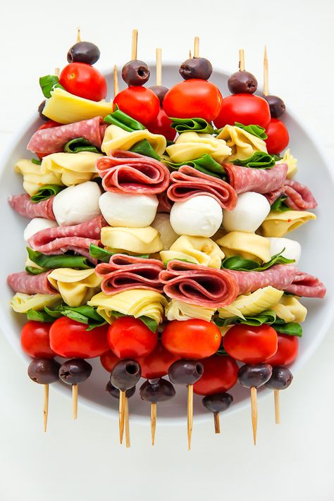 Antipasto skewers easiest appetizer, very versatile (can use any cheese, add-in and take-out ingredients, double or halve recipe easily) Easy Picnic Food, Summer Picnic Food, Best Holiday Appetizers, Christmas Appetizers Easy, Antipasto Skewers, Skewer Appetizers, Holiday Appetizers Recipes, Salad Pasta, Summer Corn Salad