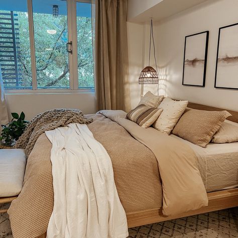 Textured and layered neutral bedding Tan Aesthetic Bedroom Ideas, Gray And Tan Bed, Tan Comforter Bedroom Boho, Tan Bed Sheets Ideas, Dark Beige Bedding, Beige Vintage Bedroom, Couples Neutral Bedroom, Sand Comforter Bedroom, Cozy Neutral Bedroom Blankets