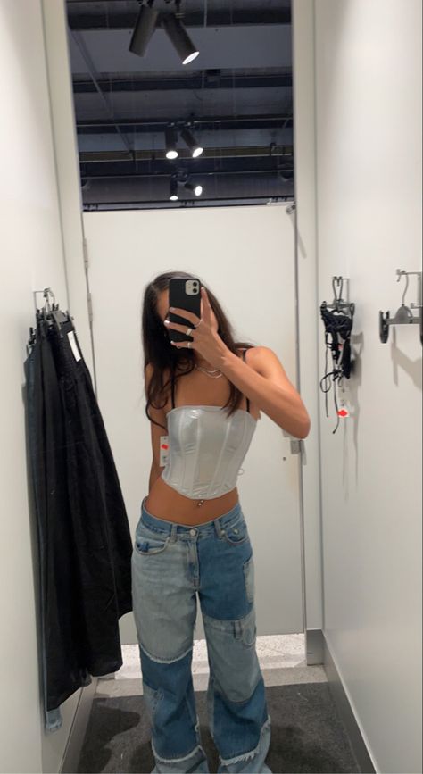 Changing Room Mirror Selfie, Fitting Room Selfie, Mirror Selfie Poses, Social Status, Body Posture, Mirror Pics, Changing Room, Mirror Photo, Trendy Fall Outfits