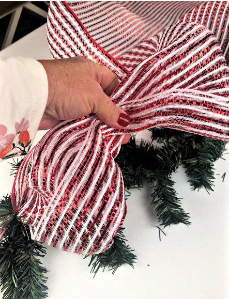 Outdoor Christmas Garland, Porch Garland, Mesh Garland, Deco Mesh Garland, Outdoor Garland, How To Make Garland, Diy Baskets, Diy Christmas Garland, Inexpensive Christmas