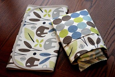 Cute baby shower gift :) I want to make this. :-) Changing Pad Pattern, Homemade Baby Gifts, Baby Sewing Patterns Free, Diy Baby Gifts, Diaper Changing Pad, Baby Sewing Projects, Baby Sewing Patterns, Baby Projects, Baby Diy