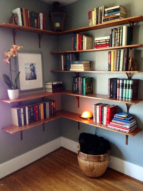 Corner Floating Bookshelves, Living Room Corner Bookshelf, Bookshelf Corner Ideas, Book Shelf Corner Wall, Wall Corner Book Shelf Ideas, Diy Bookshelf Corner Wall, Corner Bookshelf Diy, Corner Book Shelf Ideas Aesthetic, Wall Book Shelf Corner