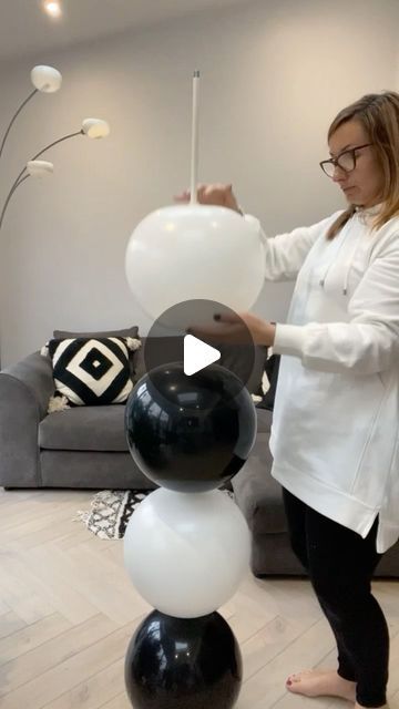 Standing Balloon Topiaries Diy, Free Standing Balloons, How To Make Balloon Towers, Balloons Columns Ideas, Ballon Tower Ideas, Balloon Hacks Diy, Happy New Year Decor, New Years Eve Balloons, Bono Balloons