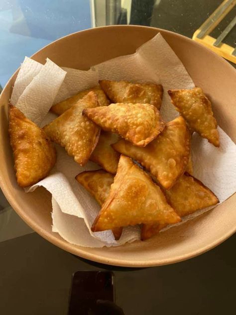 Chicken 🐔 Samosas Samosas Aesthetic, Samosa Aesthetic, Tanishka Core, Chicken Samosas, Chicken Samosa, Samosa Recipe, Halal Recipes, Food O, Food Goals