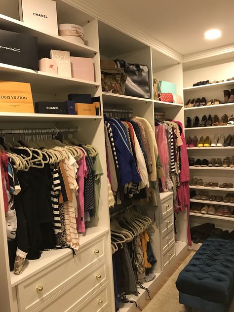 Luxury Apartments Interior, Modest Wardrobe, Big Closets, Daughter Bedroom, Closet Layout, Wardrobe Room, Closet Room, Coffee Bar Home, Dream Closets